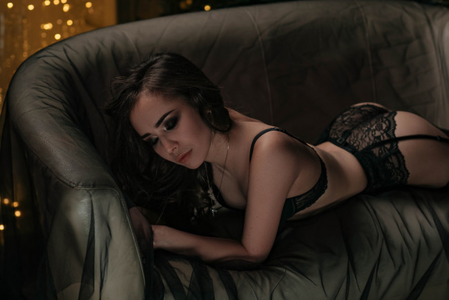 Обои картинки фото девушка - girl, девушки, - брюнетки,  шатенки, девушка, женщина, брюнетка, темноволосая, сексуальная, модель, звезда, позирует, разная, обувь, верхняя, стильная, одежда, нижнее, эротическое, бельё, трусы, лифчик, колготки, чулки, аксессуары, макияж, и, множество, элементов, на, фотографии