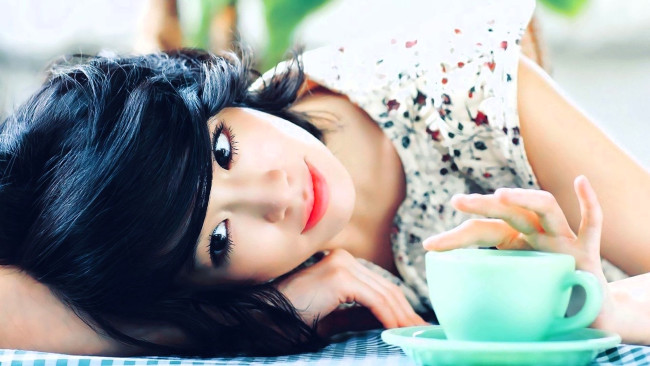 Обои картинки фото девушки, - азиатки, брюнетка, лицо, чашка