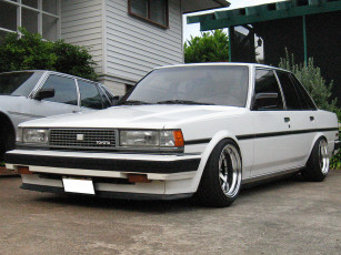 Картинка автомобили выставки уличные фото