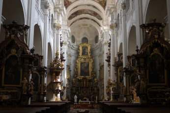 Картинка церковь святого фомы прага интерьер убранство роспись храма позолота картины статуи