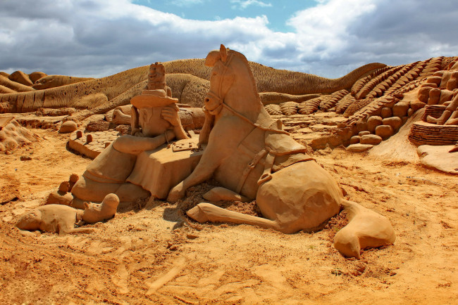 Обои картинки фото разное, фигуры, из, песка, льда, снега, шашки, лошадь