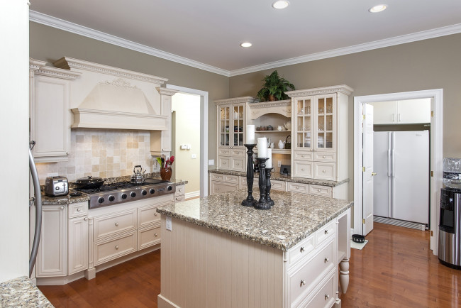 Обои картинки фото интерьер, кухня, свечи, мебель