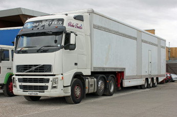 Картинка автомобили volvo+trucks+ выставка улица тягач грузовик седельный тяжелый