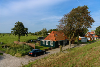 Картинка города -+здания +дома дома машина деревья трава