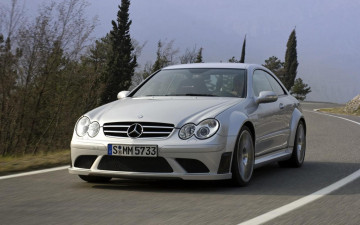 Картинка автомобили mercedes-benz скорость трасса шоссе дорога светлый мерседес