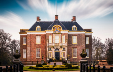 Картинка города -+здания +дома деревья облака скульптуры газон