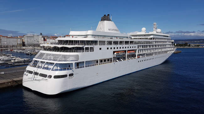 Обои картинки фото silver whisper in la coruna, корабли, лайнеры, круиз, лайнер
