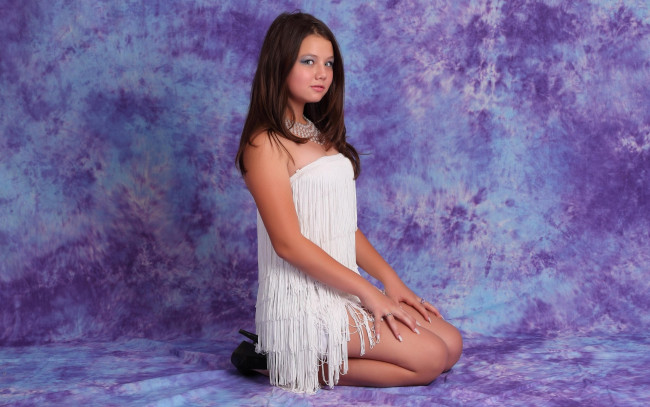 Обои картинки фото девушки, kleofia, девушка, взгляд, фон, модель