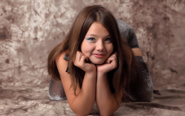 Обои картинки фото девушки, kleofia, красивая, милая, взгляд, model, шатенка