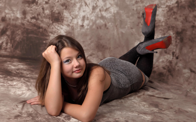 Обои картинки фото девушки, kleofia, шатенка, model, взгляд, милая, красивая