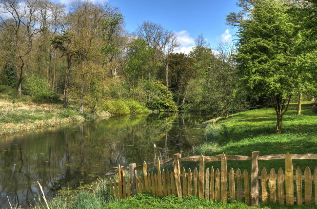 Обои картинки фото англия, природа, реки, озера, деревья, забор, облака, трава, водоем