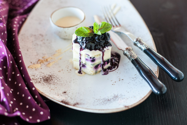 Обои картинки фото еда, мороженое,  десерты, фрукты, творог, ложка, мята, десерт