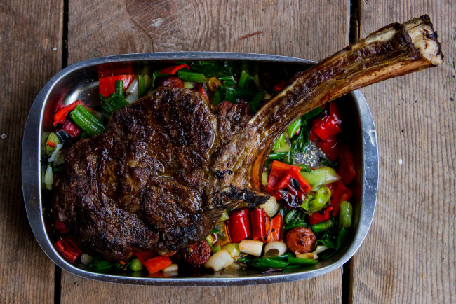 Обои картинки фото еда, мясные блюда, зелень, кусочки, мясо, овощи, жареное