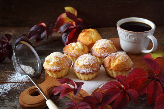 Обои картинки фото еда, пирожные,  кексы,  печенье, кофе, листья, ветки, чашка, кексы, ситечко, доска, выпечка