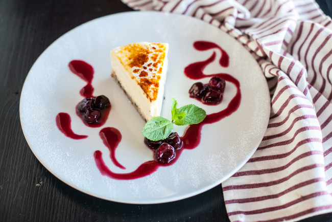 Обои картинки фото еда, разное, запеканка, мята, ягоды