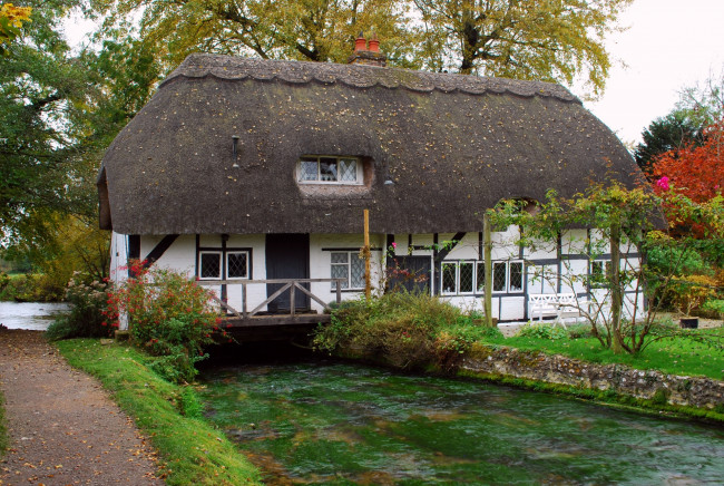 Обои картинки фото города, - здания,  дома, водоем, трава, деревья, цветы