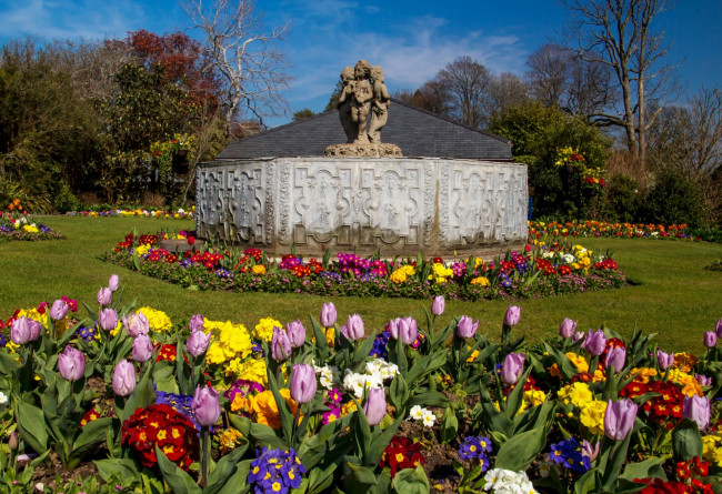 Обои картинки фото разное, садовые и парковые скульптуры, деревья, трава, цветы