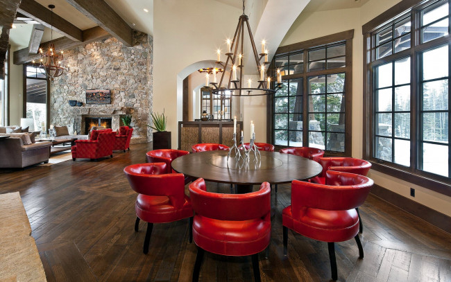 Обои картинки фото интерьер, гостиная, свечи, люстры, камин