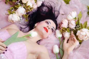 Картинка девушки -+брюнетки +шатенки пионы девушка тюльпаны