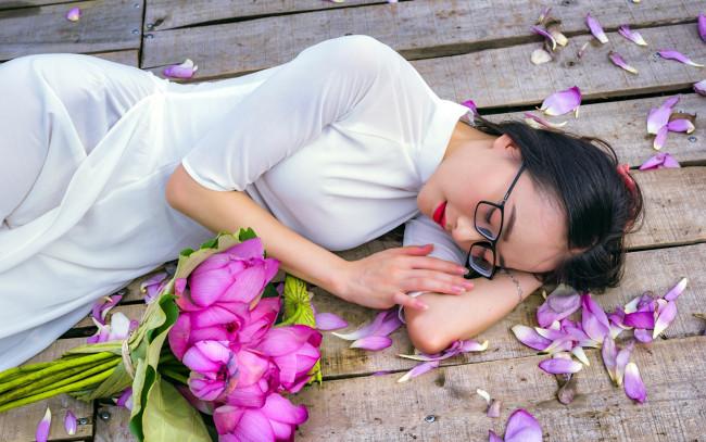 Обои картинки фото девушки, - азиатки, лотосы