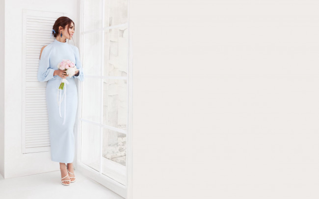 Обои картинки фото музыка, сати казанова, певица, платье, цветы, букет, окно