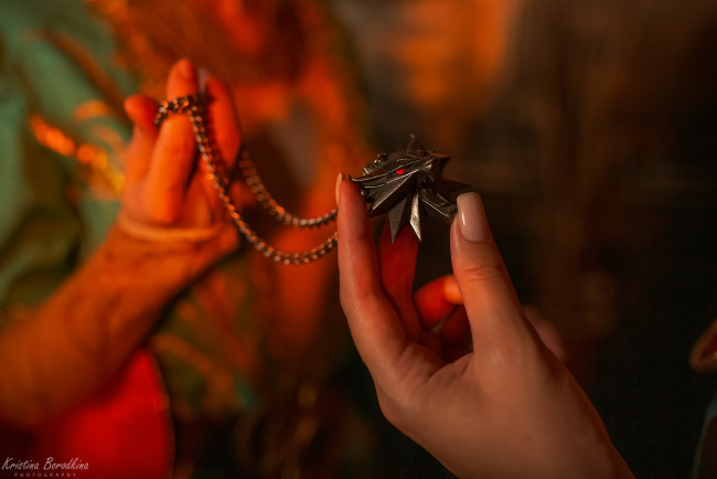 Обои картинки фото разное, украшения,  аксессуары,  веера, руки, знак, волк, кулон