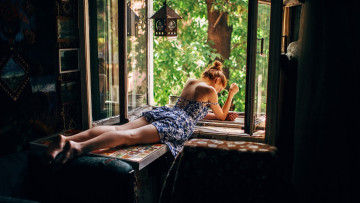 Картинка девушки -+рыжеволосые+и+разноцветные окно рыженькая поза темно ноги босиком женщины лежа на животе платье в цветочек без лифчика голые плечи помещении