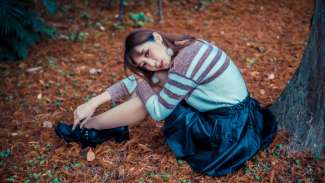 Обои картинки фото девушки, - азиатки, азиатка, листья, осень, поза