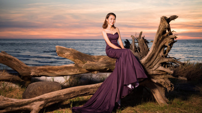 Обои картинки фото девушки, - азиатки, азиатка, море, вечернее, платье