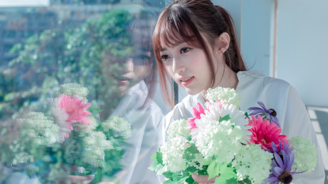 Обои картинки фото девушки, - азиатки, азиатка, окно, букет