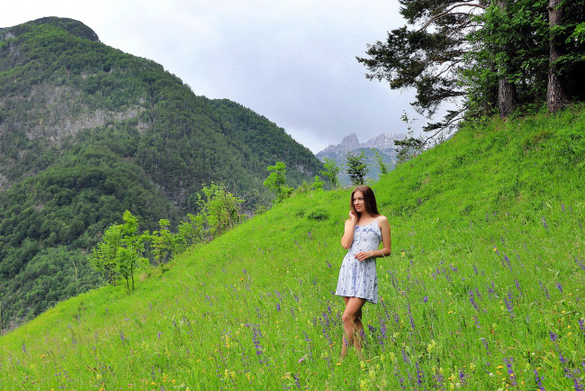Обои картинки фото девушки, - брюнетки,  шатенки, горы, лужайка, шатенка, платье