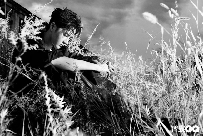 Обои картинки фото мужчины, wang yi bo, актер, певец, танцор, трава