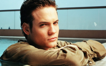 Картинка мужчины shane+west актер лицо рубашка бассейн