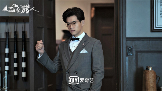 Обои картинки фото кино фильмы, psych-hunter, парень, костюм, дверь, стук