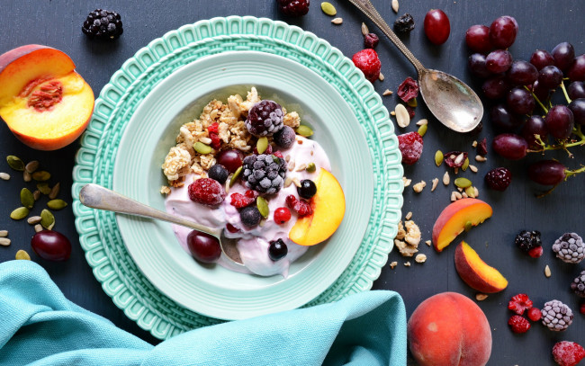 Обои картинки фото еда, мюсли,  хлопья, виноград, персик, ежевика