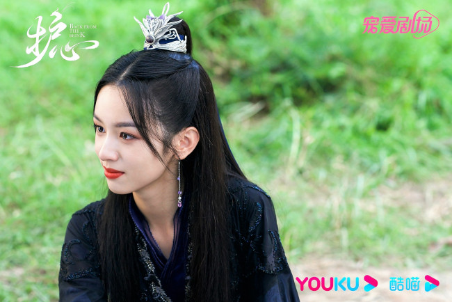 Обои картинки фото кино фильмы, back from the brink, девушка, трава