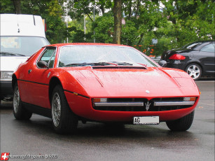 Картинка автомобили выставки уличные фото