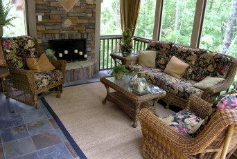 Картинка интерьер веранды террасы балконы столик свечи кресла диван