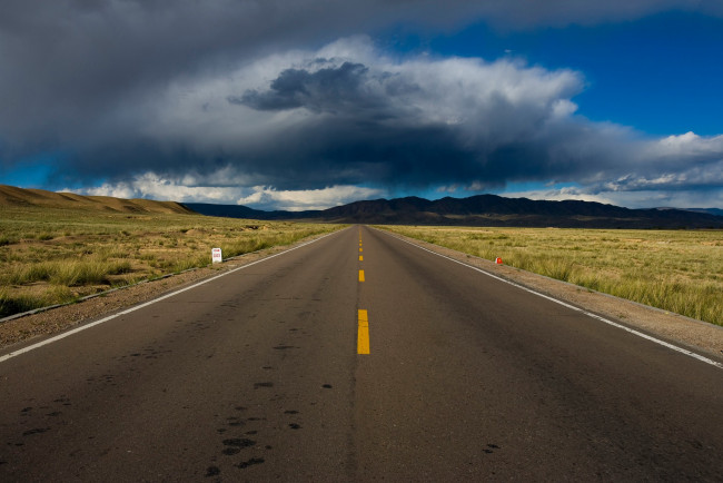 Обои картинки фото природа, дороги, разделительная, полоса, тучи