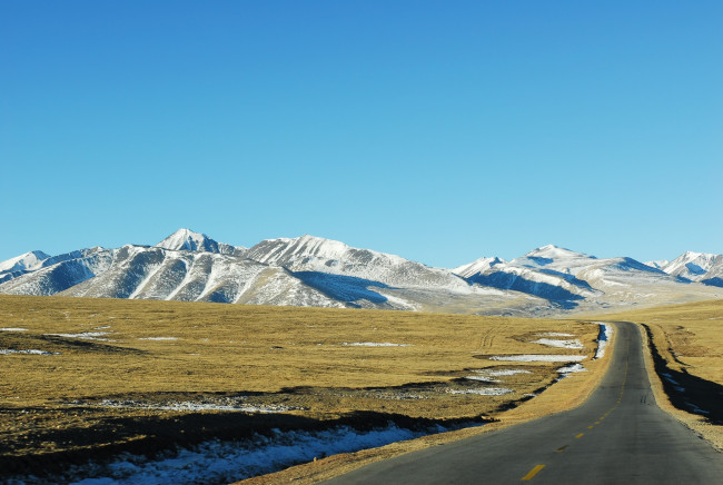 Обои картинки фото природа, дороги, разделительная, полоса, горы