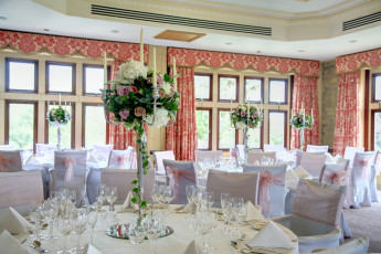 Картинка интерьер декор отделка сервировка свадьба столы букет бокалы