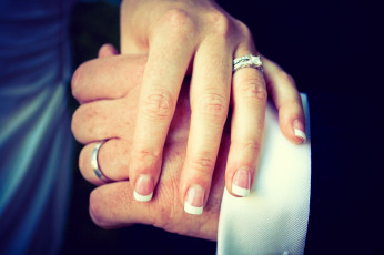 Картинка разное руки кольца пальцы