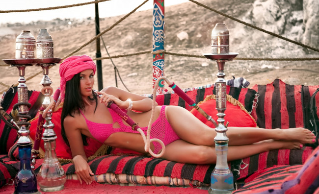 Обои картинки фото -Unsort Брюнетки Шатенки, девушки, unsort, брюнетки, шатенки, купальник, кальян, тюрбан