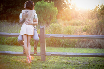 Картинка разное мужчина+женщина девушка парень природа объятия лето туфли тату спина татуировки влюбленные