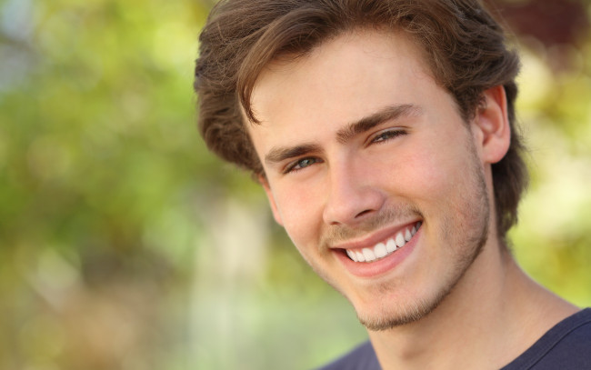 Обои картинки фото мужчины, - unsort, взгляд, улыбка, парень