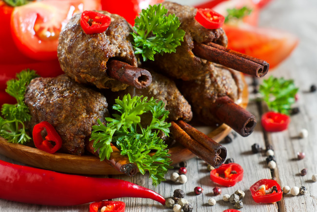 Обои картинки фото еда, мясные блюда, помидор, чили, корица, кебаб