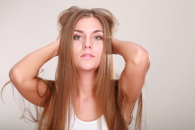 Обои картинки фото девушки, -unsort , блондинки, волосы, локти, взгляд