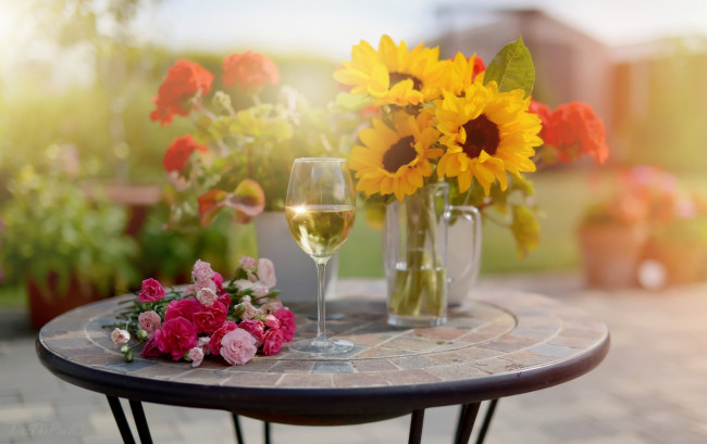 Обои картинки фото еда, напитки, шампанское, бокал, букеты, цветы, стол