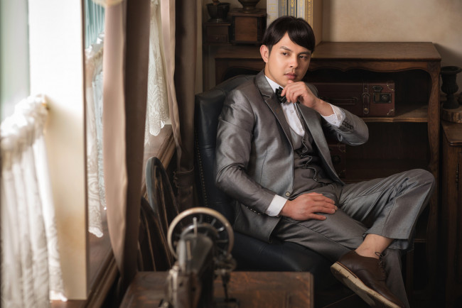 Обои картинки фото мужчины, - unsort, задумался, поза, костюм, парень