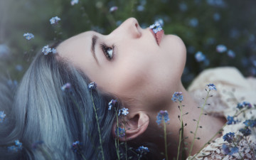 Картинка девушки -unsort+ лица +портреты фон незабудки поляна портрет смотрит вверх лежит профиль лицо природа крупный план цветы глаза девушка взгляд